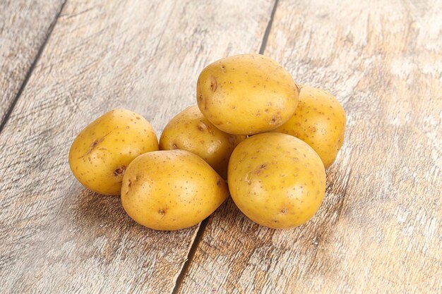 Un tas de jeunes pommes de terre crues pour la cuisson