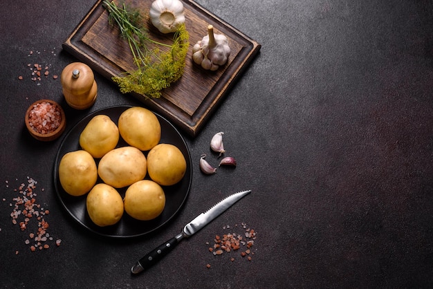 Un tas de jeunes pommes de terre sur la table Les bienfaits des légumes