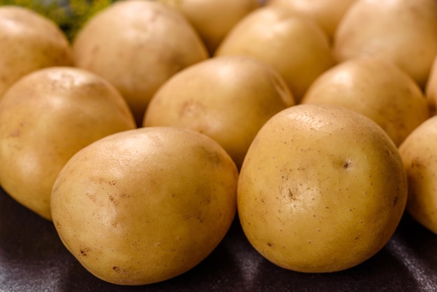 Un tas de jeunes pommes de terre sur la table Les bienfaits des légumes