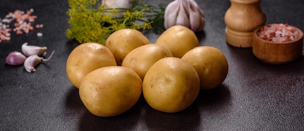 Un tas de jeunes pommes de terre sur la table Les bienfaits des légumes