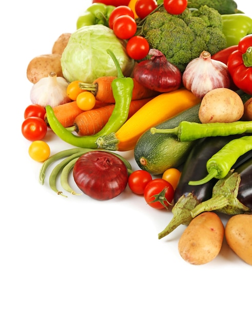 Tas de légumes frais isolés sur blanc