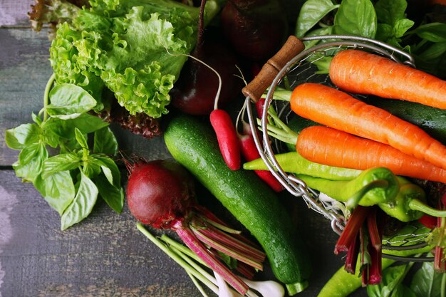 Tas de légumes frais sur table close up