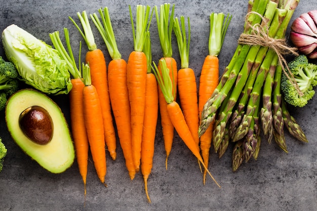 Tas de légumes frais sur la table