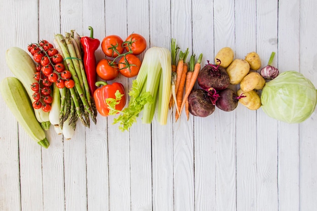 Tas de légumes mûrs frais plantés dans le jardin de grand-mère Petite agriculture écologique plantant des légumes biologiques à la maison concept Espace de copie aérienne sur fond en bois blanc