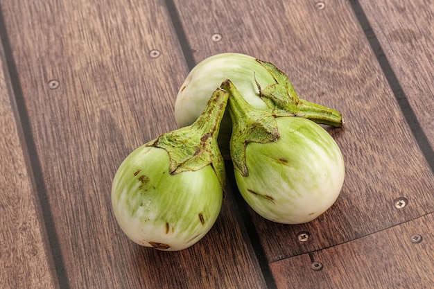 Tas de légumes ronds verts crus d'aubergine