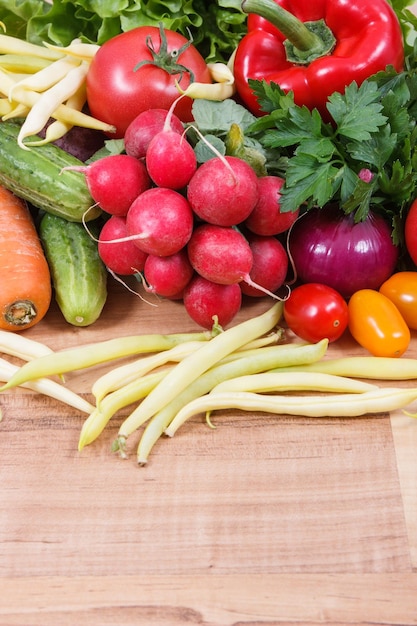 Tas de légumes sains Source de vitamines et de minéraux Copiez l'espace pour le texte à bord