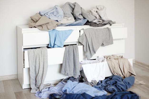 Photo tas de linge sale coloré sur la commode