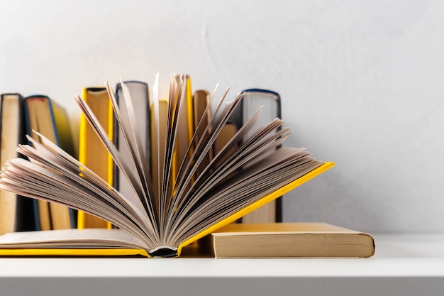 tas de livres de poche sur la table