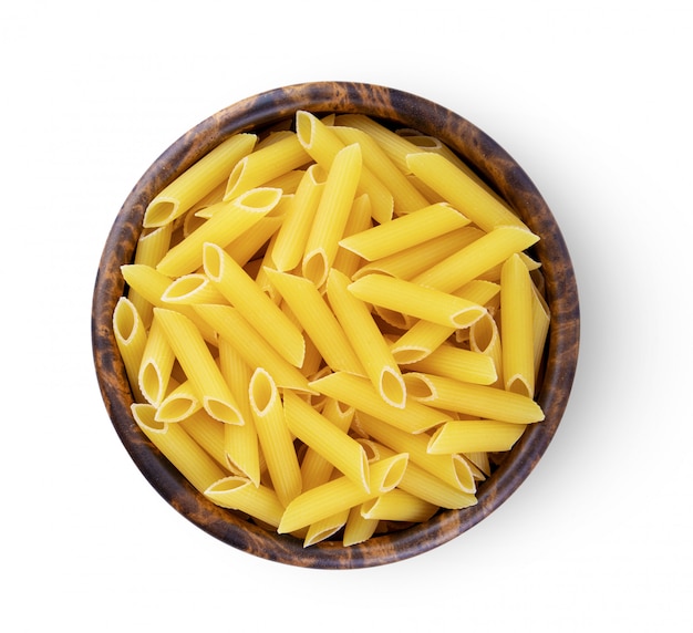 penne rigate de pâtes en forme de coeur sur une table en bois de fond blanc  4718111 Photo de stock chez Vecteezy