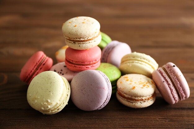 Tas de macarons savoureux sur fond de bois