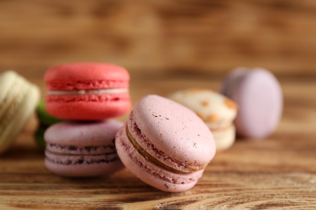 Tas de macarons savoureux sur fond de bois