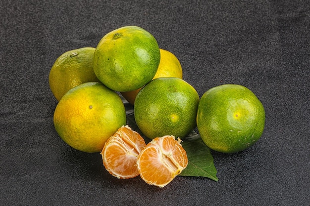 Photo un tas de mandarines vertes mûres et sucrées