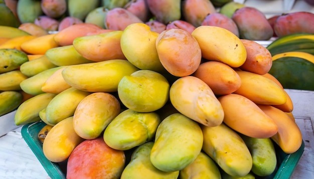 Un tas de mangues sur un marché