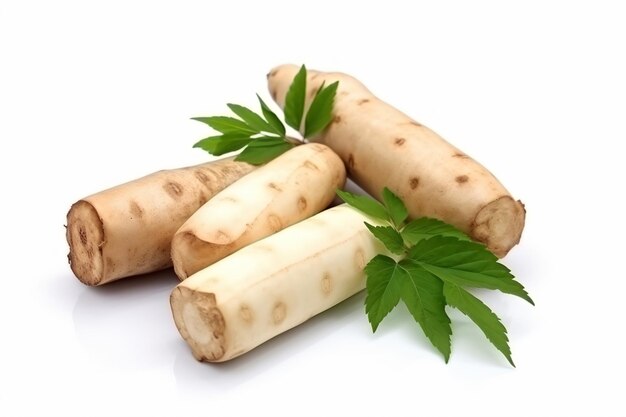 un tas de manioc blanc avec des feuilles vertes