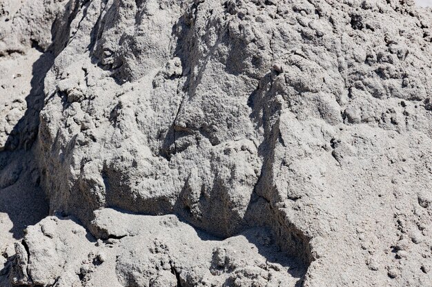 Un tas de matériaux de construction agrandi de sable gris