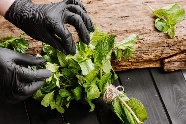 Un tas de menthe verte fraîche crue sur fond de bois