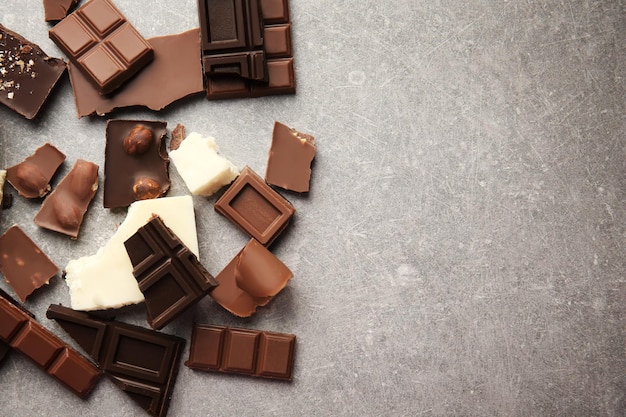 Tas de morceaux de chocolat cassés sur la table