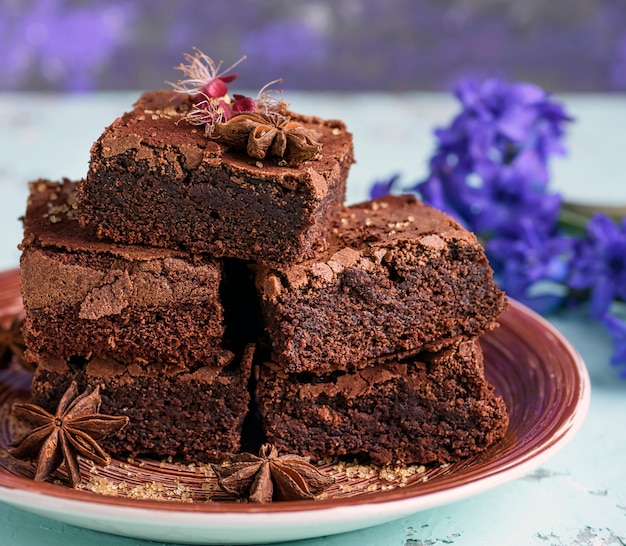 Tas de morceaux de gâteau au chocolat Brownie cuits au four