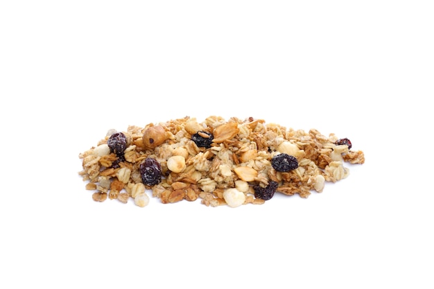 Tas de muesli croustillant sur fond blanc