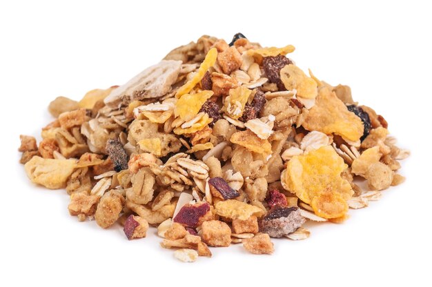 Tas de muesli sain sur fond blanc