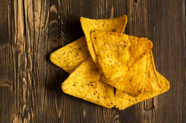 Tas de nachos sur une table en bois