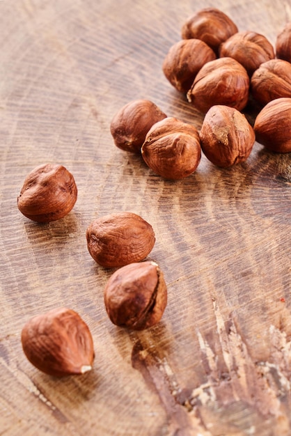 Tas de noisettes en coque isolé sur fond de bois