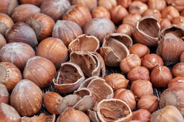 Un tas de noisettes récoltées sur la table