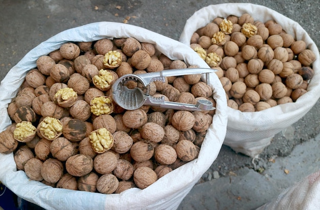 Tas de noix brutes à vendre sur un marché local en Arménie