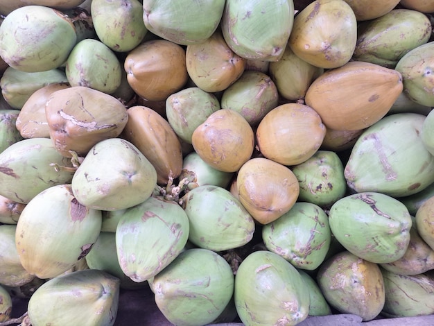 un tas de noix de coco avec le mot coco dessus