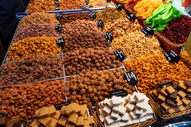 Tas de noix et graines de tournesol, pistaches et fruits secs dans des sacs sur le marché