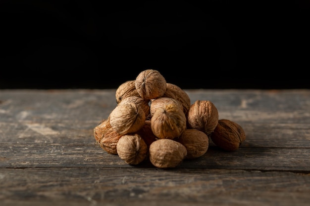 Tas de noix sur planches de bois