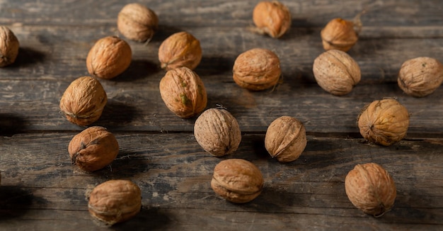 Tas de noix sur planches de bois