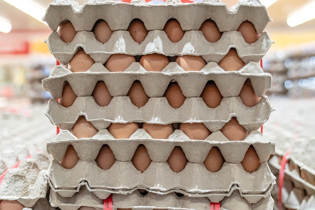 Un tas d'œufs au supermarché pour les ventes