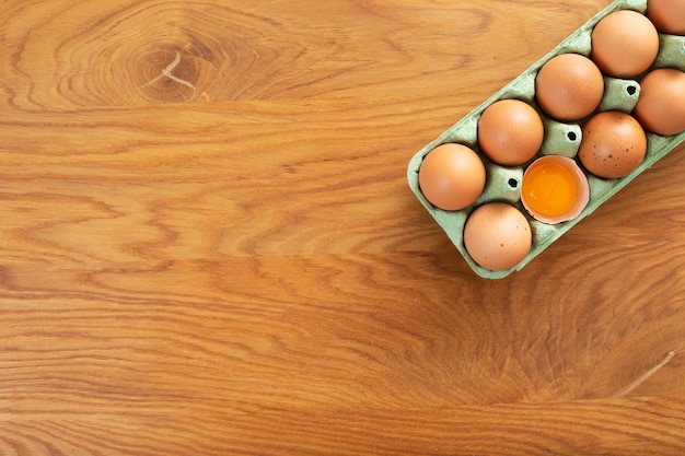 Tas d'oeufs biologiques sur une table