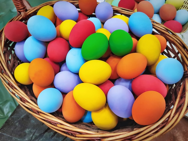 Tas d&#39;oeufs fermentés colorés vibrants dans le panier tissé