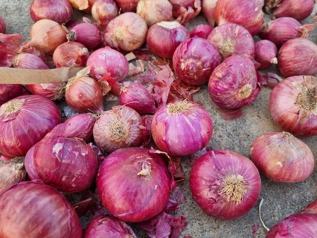 Photo un tas d'oignons rouges dont un avec le mot 