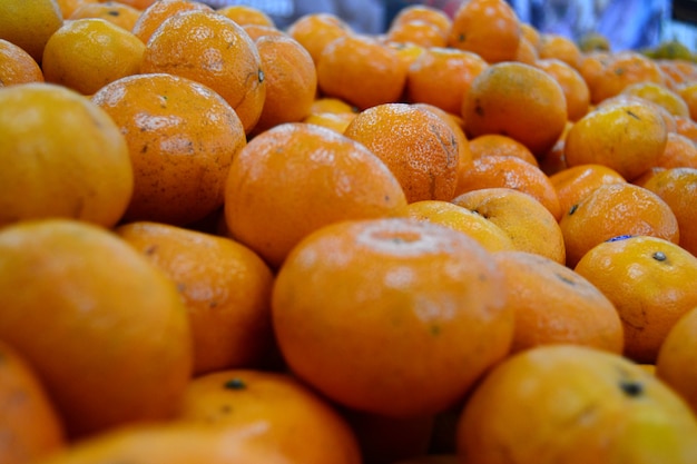 Photo tas d'oranges fraîches prêtes à être vendues