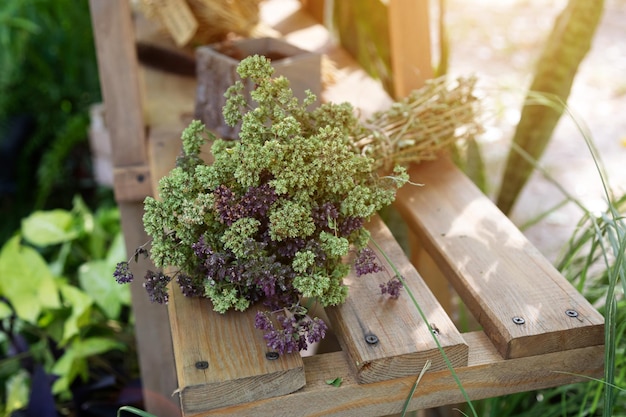 Photo un tas d'origan aux herbes médicinales séchées sur une table en bois. la médecine traditionnelle