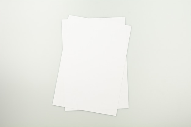 Photo tas de papier sur le bureau blanc avec un espace de copie - vue de dessus.