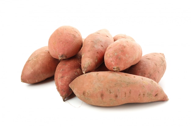 Tas de patates douces isolé sur une surface blanche