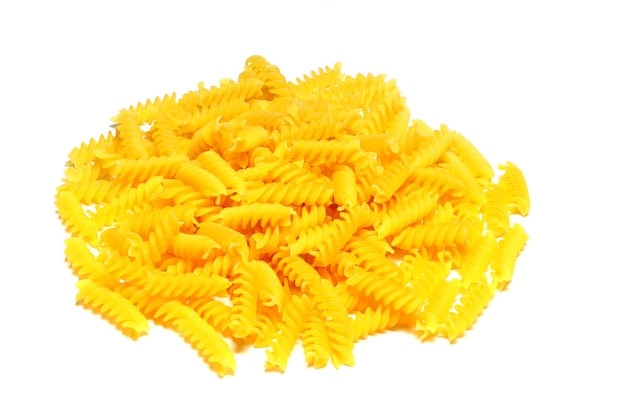 tas de pâtes en spirale dispersées sur fond clair pâtes en spirale en forme de tire-bouchon ou pâtes fusilli sur fond blanc