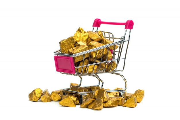 Tas de pépites d&#39;or ou de minerai d&#39;or dans un caddie ou un chariot de supermarché