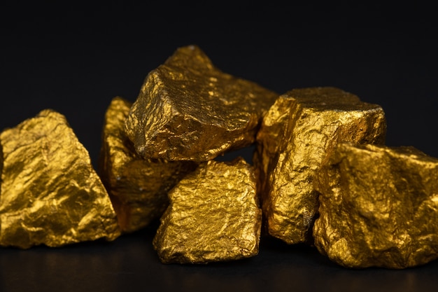 Un tas de pépites d&#39;or ou de minerai d&#39;or sur fond noir