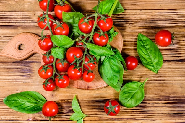 Tas de petites tomates cerises sur une table en bois rustique Vue de dessus