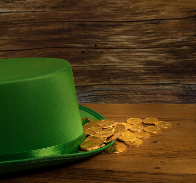 Tas de pièces d'or à l'intérieur du chapeau vert St Patricks Day