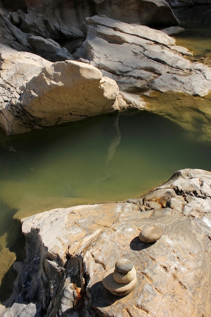 Des tas de pierres au bord de la rivière