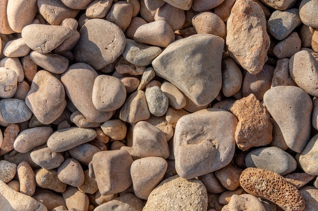 Un tas de pierres avec un coeur sur le dessus.