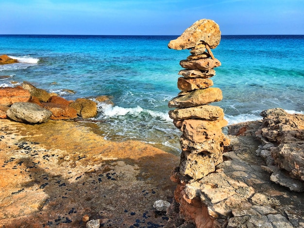 Des tas de pierres par mer