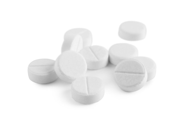 Tas de pilules rondes sur fond blanc