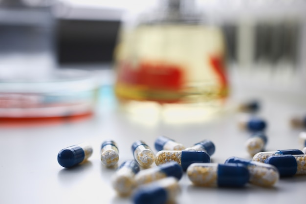 Tas de pilules rouges et bleues disposées en blanc